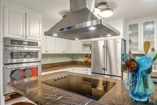 20043 Forest Park Dr NE in Shoreline, WA - Building Photo