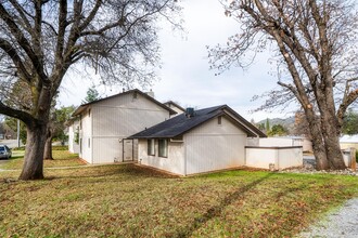 Deer Creek Apartments in Shasta Lake, CA - Building Photo - Building Photo