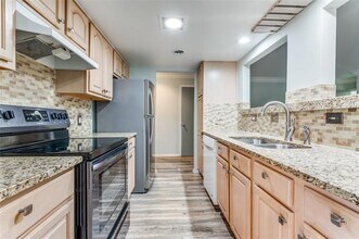 570 E Avenue J in Grand Prairie, TX - Building Photo - Building Photo