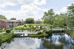 5 Commodore Ln in West Babylon, NY - Building Photo