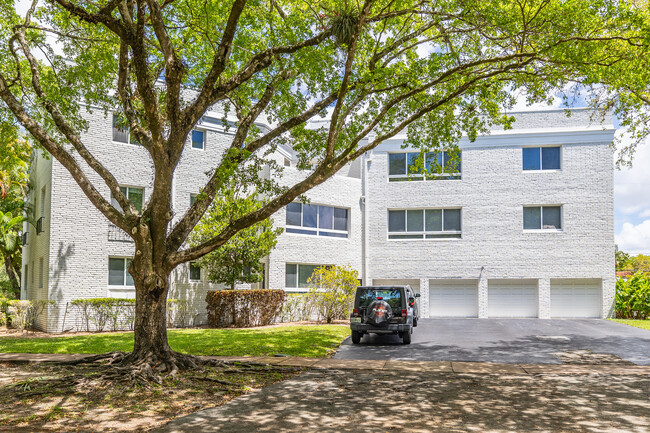 The Fountainview Club One Condominiums in Coral Gables, FL - Building Photo - Building Photo