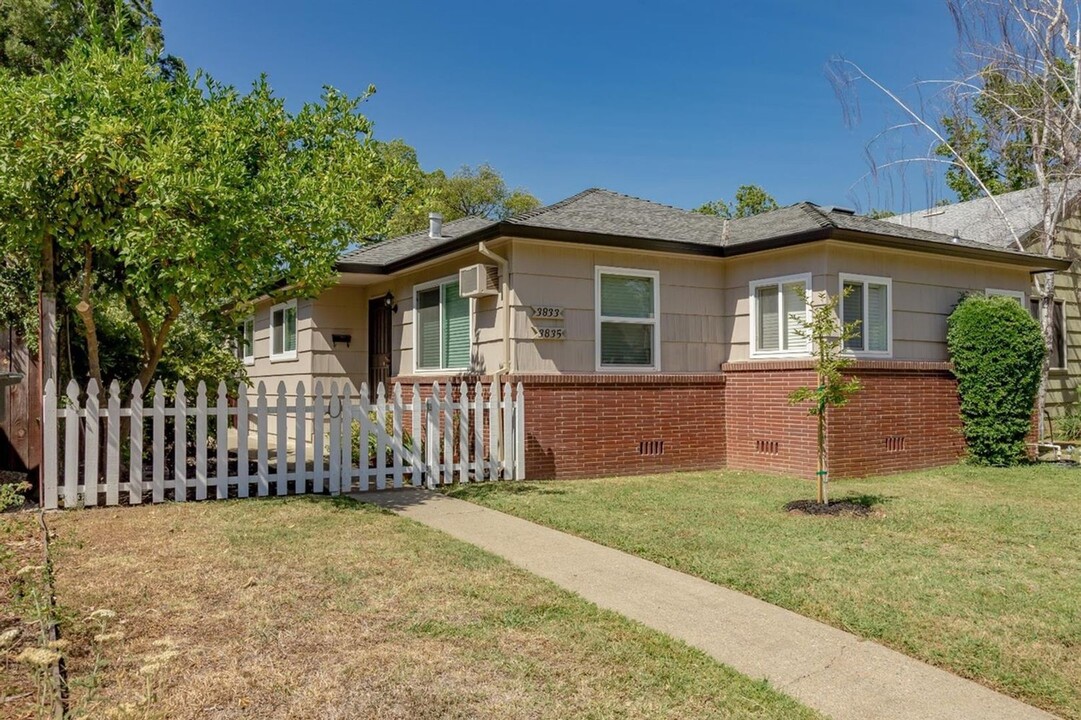 3835 Sherman Way in Sacramento, CA - Foto de edificio