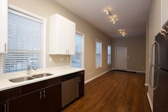 2101 W Fletcher St, Unit 2 in Chicago, IL - Foto de edificio - Building Photo