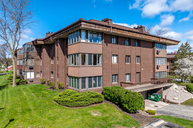 River Bluff Condominiums in Menomonee Falls, WI - Foto de edificio - Building Photo