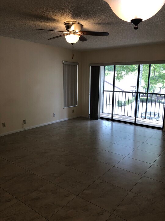 2114 SW Silver Pine Way in Palm City, FL - Building Photo