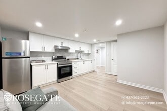 10 Hogan Dr in Toronto, ON - Building Photo - Building Photo