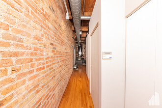 300 W Grand Ave, Unit 401 in Chicago, IL - Building Photo - Building Photo