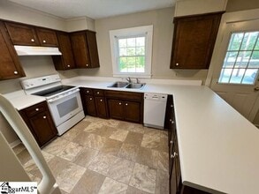 5380 Locust Hill Rd in Travelers Rest, SC - Foto de edificio - Building Photo