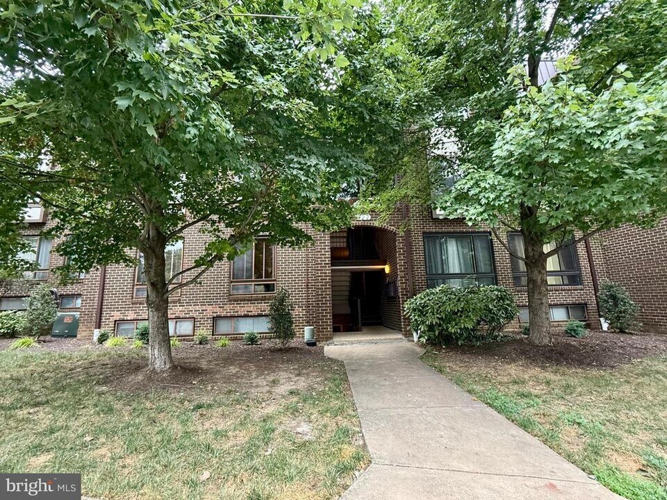 122 Roberts Ln in Alexandria, VA - Building Photo