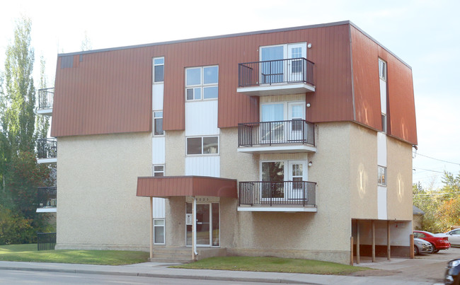 8025 112th Ave NW in Edmonton, AB - Building Photo - Building Photo