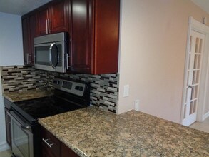 616 Executive Center Dr-Unit -107 in West Palm Beach, FL - Building Photo - Building Photo