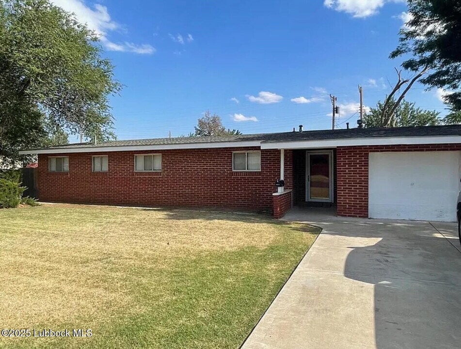3015 38th St in Lubbock, TX - Building Photo