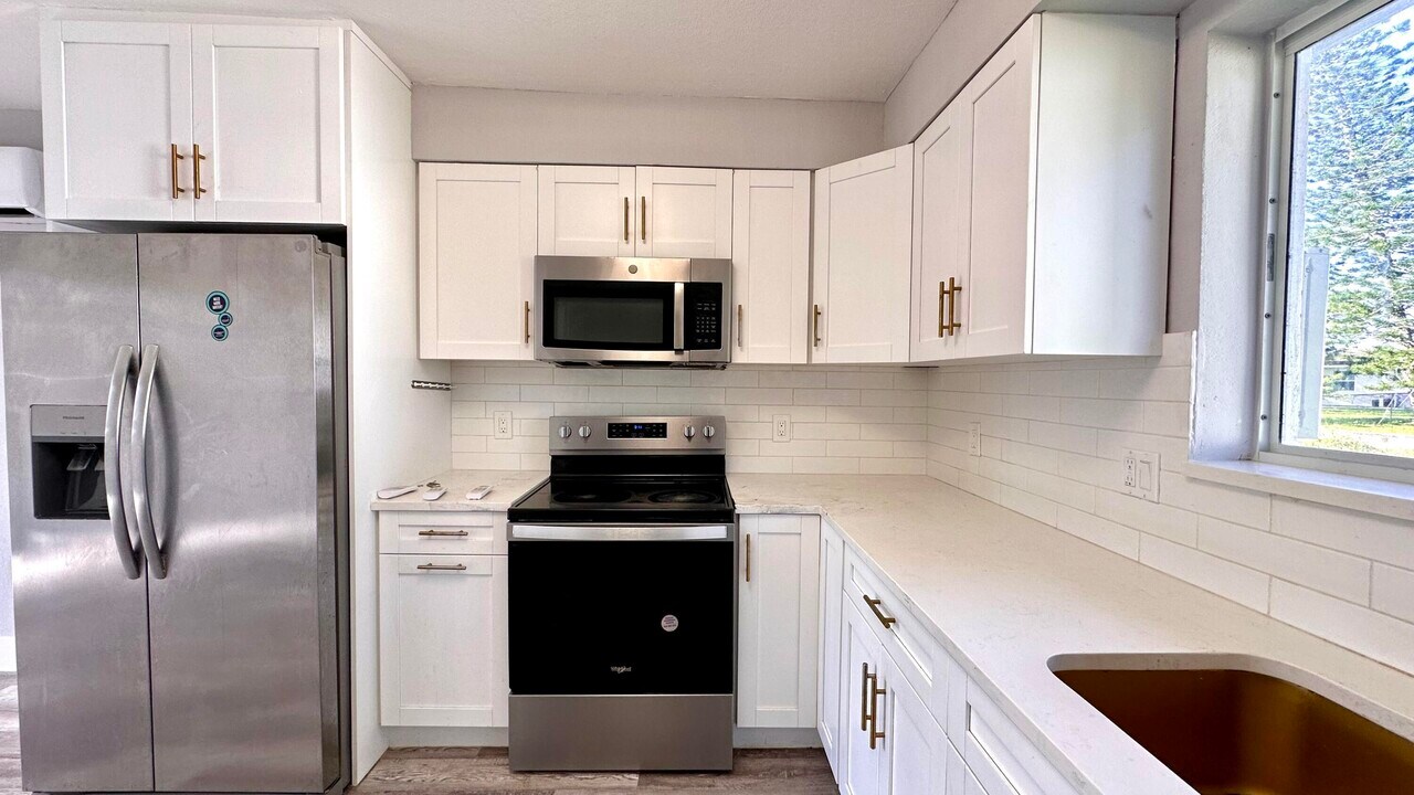 313 Swain Blvd in Greenacres, FL - Building Photo