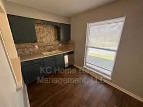 8725 Countryshire Ln in Kansas City, MO - Building Photo - Building Photo