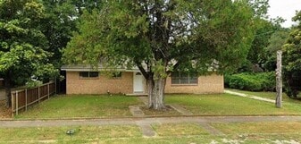 203 N Main St in Leonard, TX - Building Photo