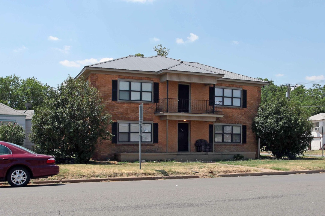 827 W Chickasha Ave in Chickasha, OK - Foto de edificio
