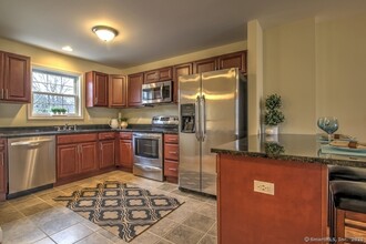 227 W Main St in Milford, CT - Building Photo - Building Photo