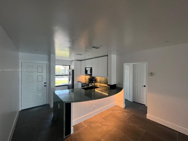 204 Lake Pointe Dr, Unit 201 in Oakland Park, FL - Foto de edificio - Building Photo