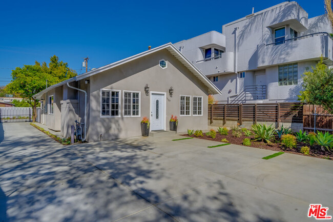 1127 N Formosa Ave in Los Angeles, CA - Building Photo - Building Photo