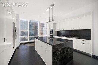 157 W 57th St in New York, NY - Building Photo - Building Photo