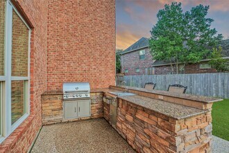 5902 Royal Hill Ct in Houston, TX - Foto de edificio - Building Photo