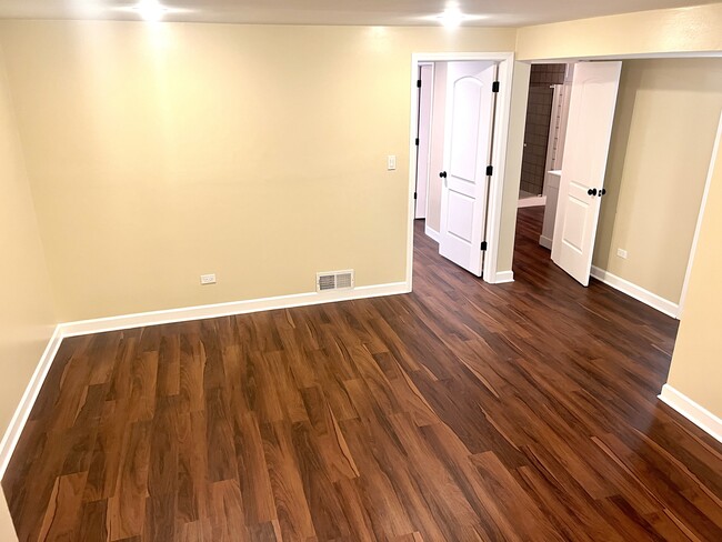 property at 433 W Roscoe St