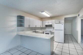 11501 NW 2nd St in Miami, FL - Foto de edificio - Building Photo