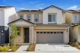 2061 Comstock Ln in Lincoln, CA - Building Photo