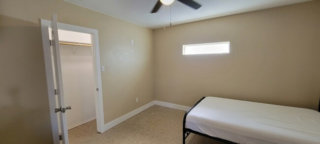 1116 Tempe Dr, Unit Tempe Studio in Hanford, CA - Building Photo - Building Photo