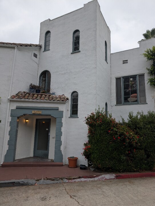 2477 Cheremoya Ave in Los Angeles, CA - Building Photo