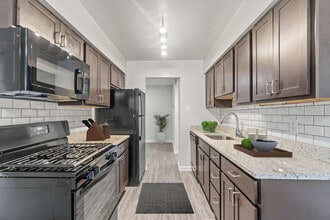 Montgomery Club Apartments* in Gaithersburg, MD - Foto de edificio - Building Photo