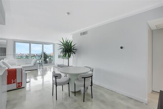 1000 West Ave, Unit 1210 in Miami Beach, FL - Building Photo - Building Photo