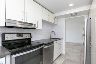 1300 Alton Rd, Unit 9A in Miami Beach, FL - Building Photo
