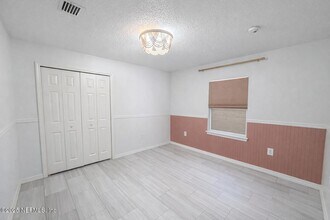 6634 Gentle Oaks Dr W in Jacksonville, FL - Building Photo - Building Photo