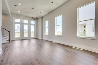 381 E Greenbriar Ln in Dallas, TX - Building Photo - Building Photo