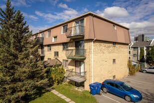 461 Laval Boul in Laval, QC - Building Photo