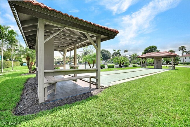 1055 Forest Lakes Dr in Naples, FL - Building Photo - Building Photo