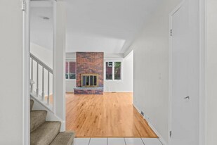 2500-2502 Green Bay Rd in Highland Park, IL - Building Photo