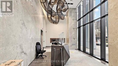 1 Yorkville Ave in Toronto, ON - Building Photo - Building Photo