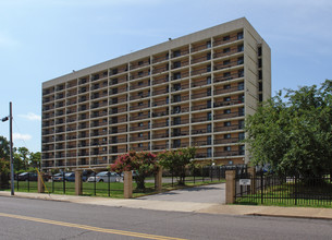 Dr. R. Q Venson Center in Memphis, TN - Foto de edificio - Building Photo