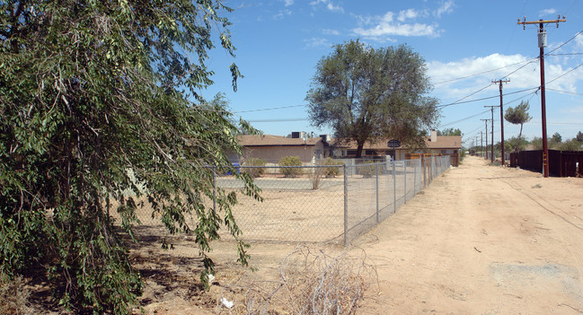 13253 Mohawk Rd in Apple Valley, CA - Foto de edificio - Building Photo