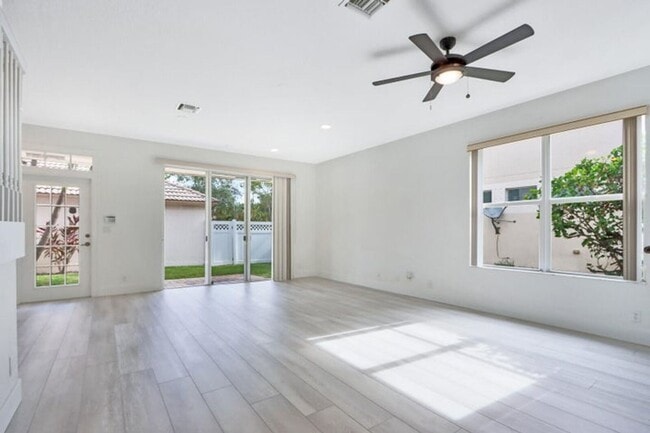 8021 Murano Cir in Palm Beach Gardens, FL - Building Photo - Building Photo