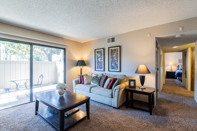 Sunflorin Village in Sacramento, CA - Foto de edificio - Interior Photo