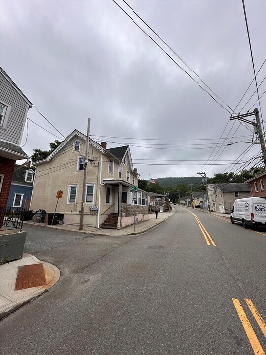 7 Mountain Ave in Highland Falls, NY - Foto de edificio