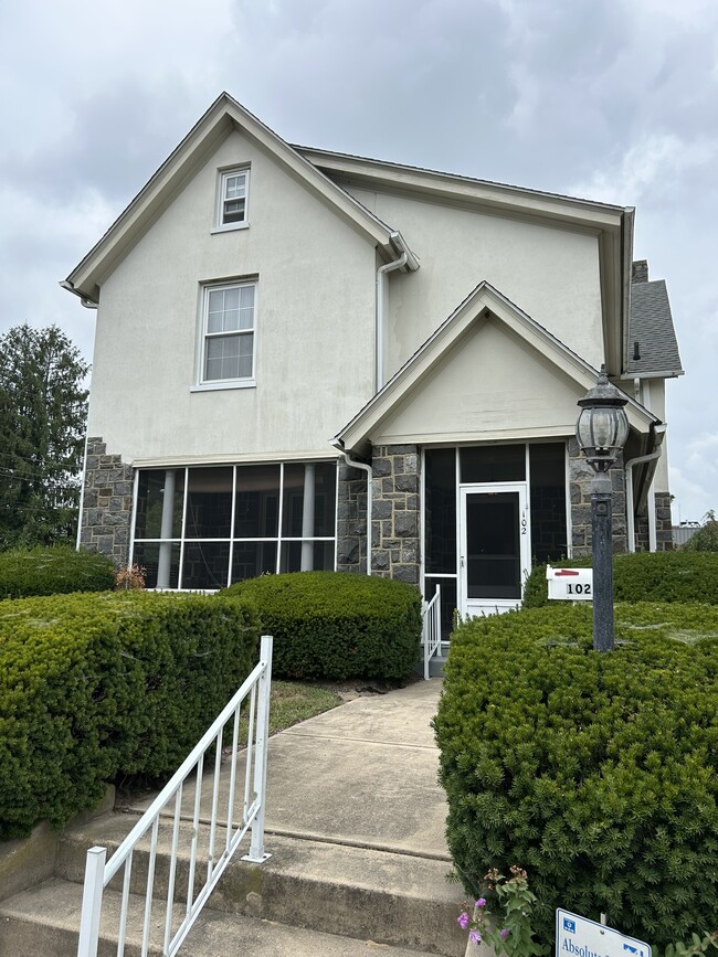 property at 102 W Federal St