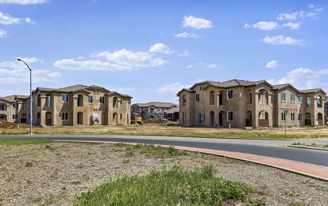 Vantage Pointe in Merced, CA - Building Photo - Building Photo