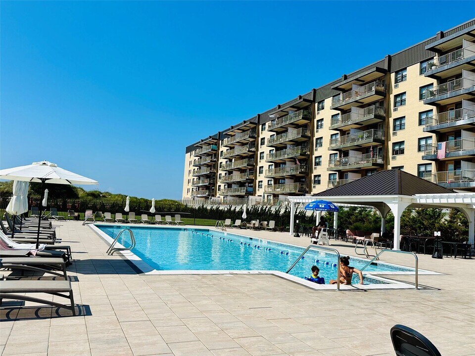 2 Richmond Rd in Lido Beach, NY - Building Photo