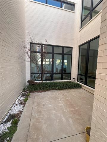property at 610 N Oak Cliff Blvd