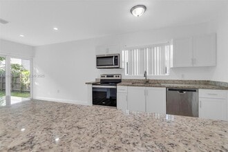 2176 NW 64th St in Miami, FL - Building Photo - Building Photo