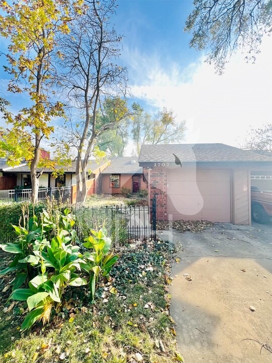 1707 Surrey Ln in Enid, OK - Building Photo